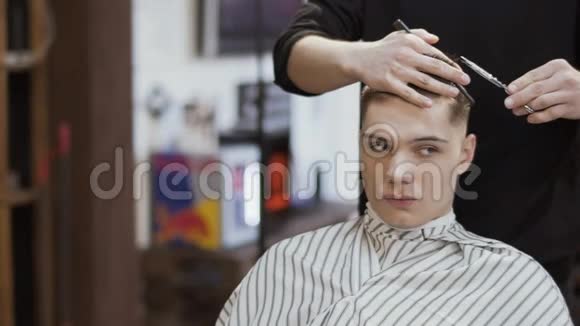 理发师在理发店给年轻人理发视频的预览图