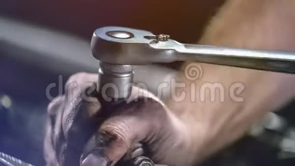 汽车修理工在车库工作维修服务视频的预览图