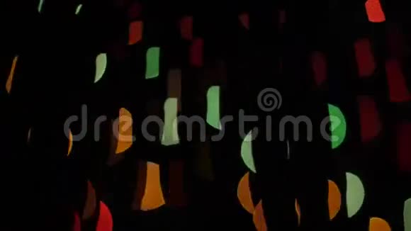 彩色灯光在黑色背景上闪烁形状视频的预览图