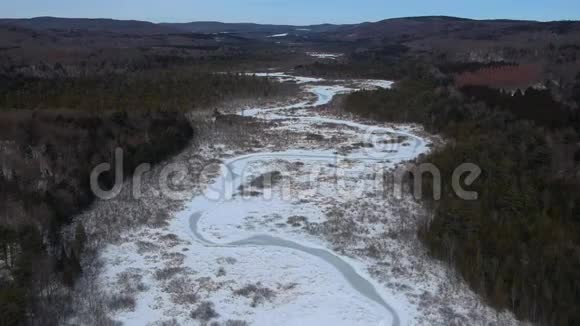 冬季纽约北部冰冻河流的空中无人机拍摄视频的预览图
