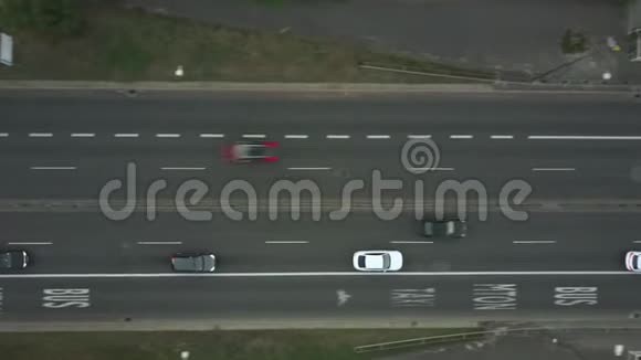 城市道路交通的高空俯视图视频的预览图
