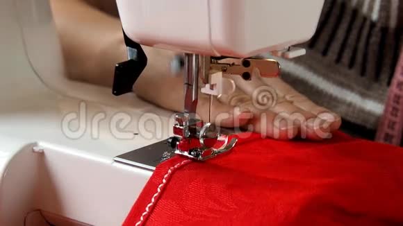 缝纫机的工作视频的预览图