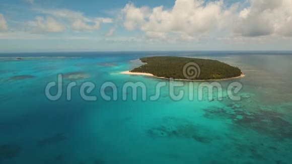 美丽的热带岛屿有海滩视频的预览图