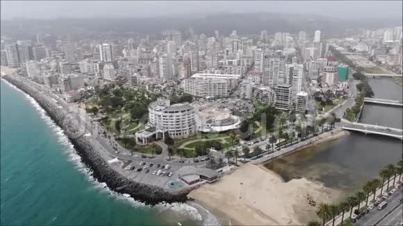 智利城市和海滩的鸟瞰图视频的预览图