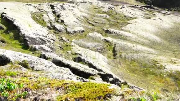 美丽的山和苔藓的火山岩自然景观视频的预览图