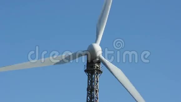 蓝天上的风力发电机视频的预览图