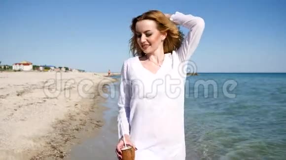 暑假在海上美丽的女性在海滩假日视频的预览图