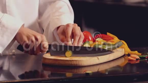 厨师在木板上切蔬菜视频的预览图