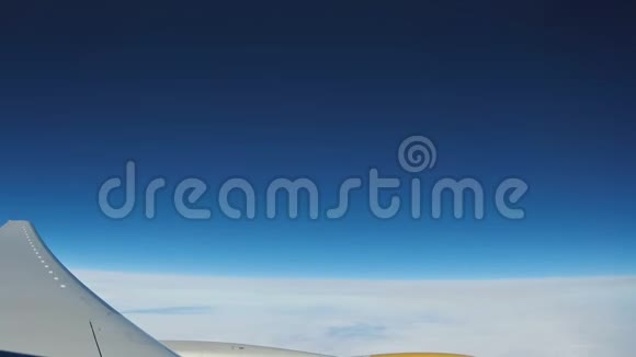 翼飞机和天空云从飞机窗口的鸟瞰视频的预览图