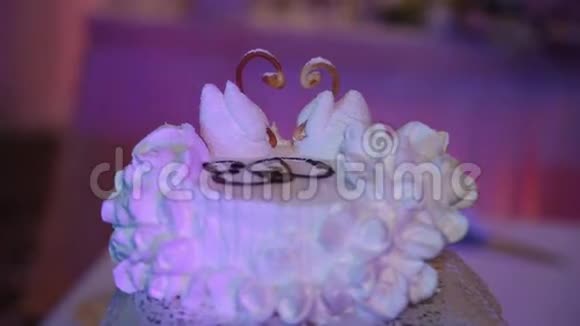 带有装饰的白色婚礼蛋糕视频的预览图