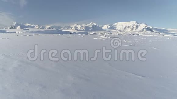 冰雪覆盖北极表面空中飞行视频的预览图