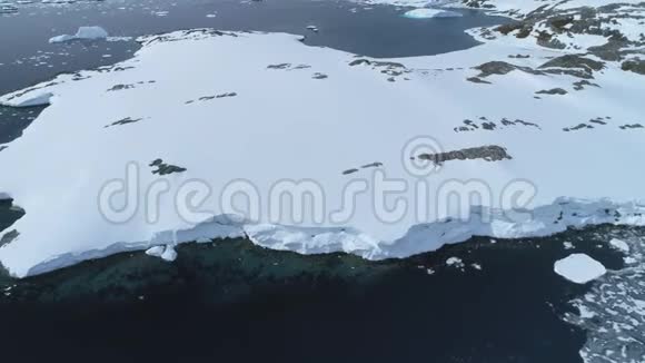 南极洲冰雪覆盖半岛空中俯瞰视频的预览图
