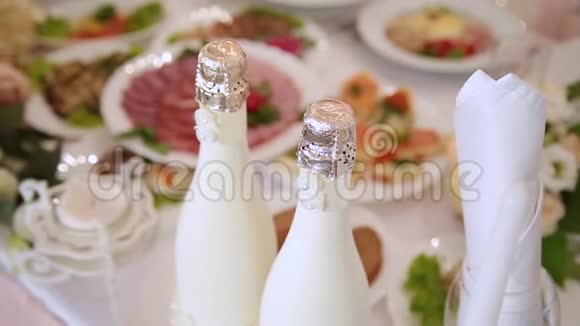 宴会桌上有婚礼香槟视频的预览图