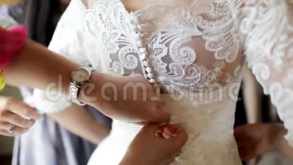 白色蕾丝婚纱视频的预览图