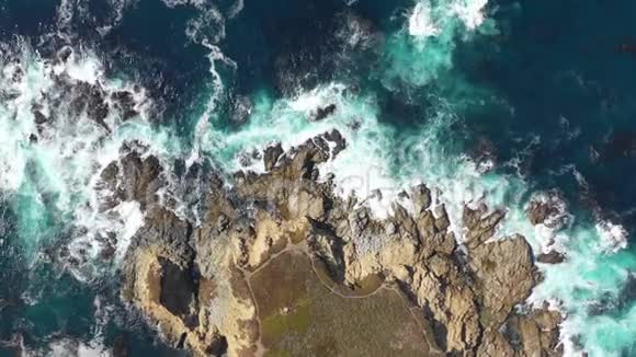 加州太平洋和崎岖海岸线的鸟瞰图视频的预览图