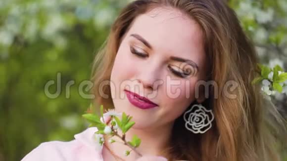 春天大自然的快乐女人视频的预览图
