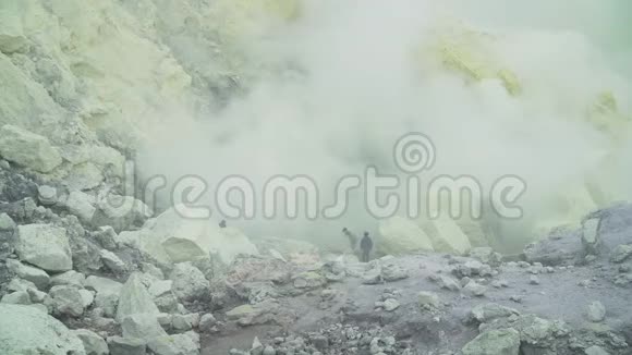 火山口在那里开采硫磺视频的预览图