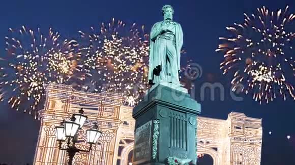 莫斯科市中心普希金纪念碑上空烟火俄罗斯的变焦视频的预览图