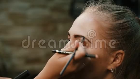 化妆师职业化妆年轻女子视频的预览图