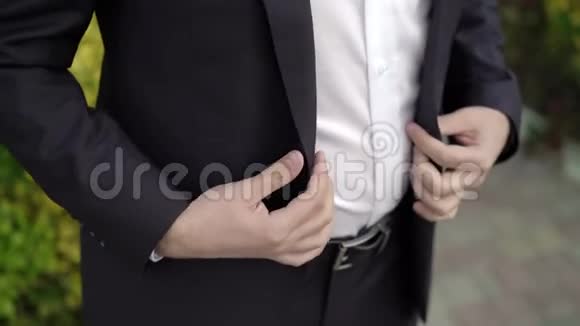 扣扣子的夹克视频的预览图