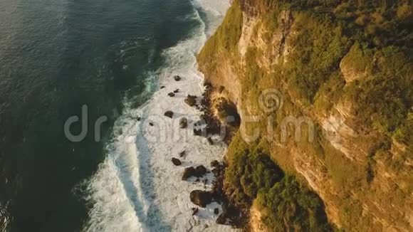 巴厘岛的洛基海岸线空中观景视频的预览图