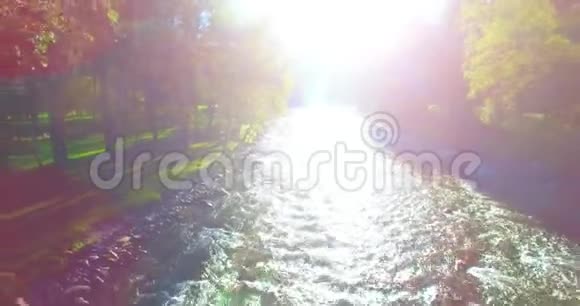 阳光明媚的夏日清晨空气中弥漫着清新干净的山河视频的预览图
