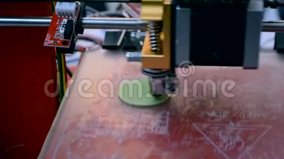 3D打印机工作引信沉积模型视频的预览图