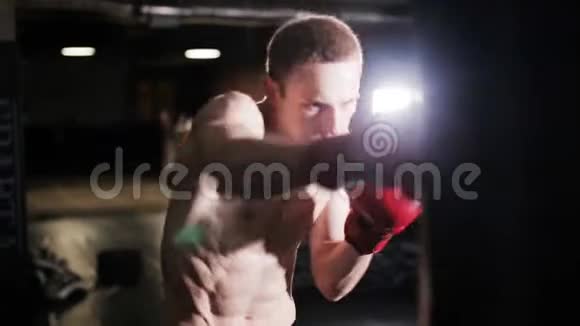男拳手在拳击馆打拳视频的预览图