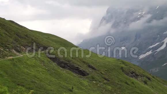 高山峰的陆地景观背景伯尼斯高地的Jungfrau阿尔卑斯山旅游和冒险徒步旅行的概念视频的预览图