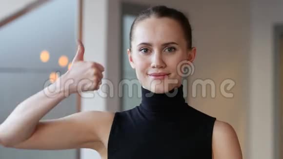 办公室里的女人竖起大拇指视频的预览图