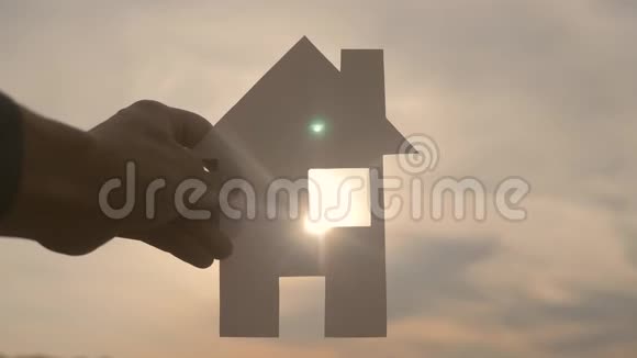 幸福家园建设理念在夕阳下一个男人手里拿着一个纸的生活方式的房子视频的预览图