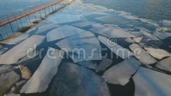 冬季在河边冰冻的老码头视频的预览图