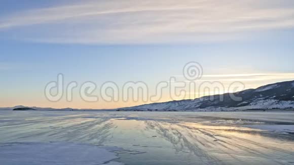 雪在冰面上飞舞雪花在贝加尔湖的冰上飞翔冰非常美丽有独特之处视频的预览图