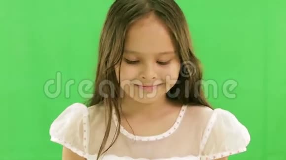 年轻女孩微笑视频的预览图