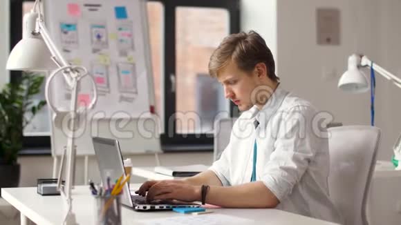 有创意的男性办公室工作人员带笔记本电脑视频的预览图