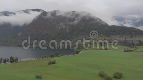 云层中博欣吉湖的鸟瞰图斯洛文尼亚视频的预览图