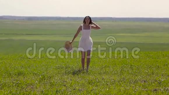穿白色连衣裙的年轻女孩视频的预览图