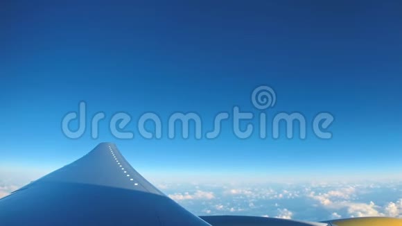 商业飞机飞入云层视频的预览图