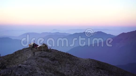 喜马拉雅山谷山上的日出视频的预览图