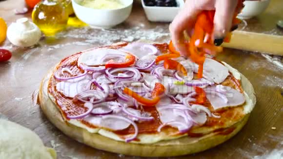准备美味的自制披萨视频的预览图
