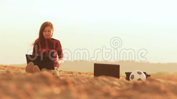 带笔记本电脑的女孩正坐在沙滩上视频的预览图