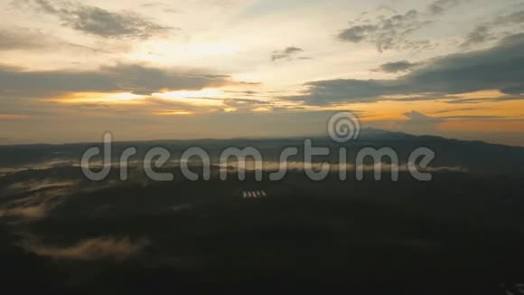 印度尼西亚巴厘岛日落时的热带景观视频的预览图