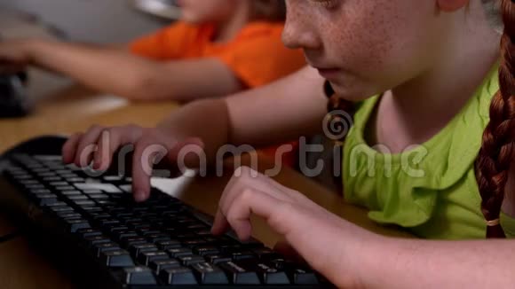 在学校教室里用电脑的小女孩视频的预览图