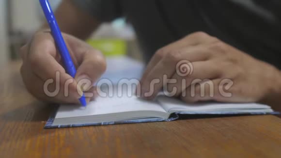 人在笔记本上写字男性手写生活方式记事本概念商业教育男人做笔记视频的预览图
