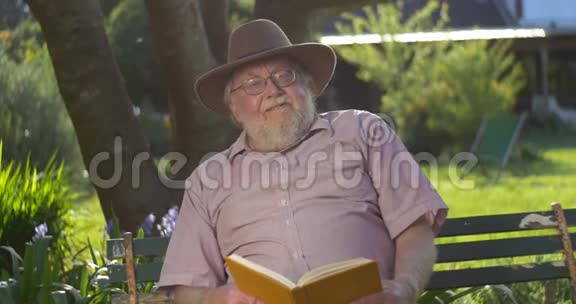 退休老人在户外放松看书享受退休生活视频的预览图