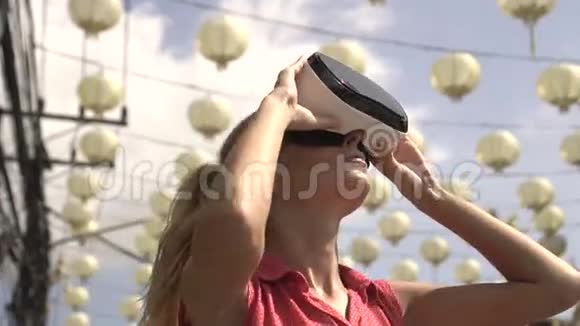 女人在户外使用虚拟现实眼镜视频的预览图