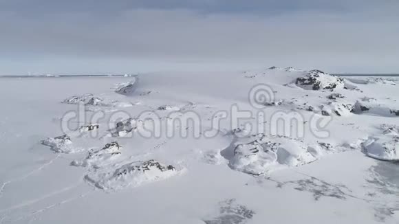 积雪覆盖南极山脉的鸟瞰图视频的预览图
