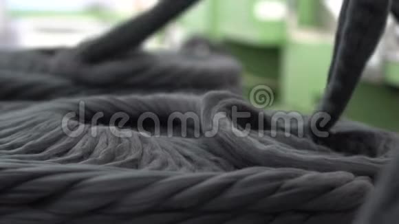 天然羊毛制成的拖带视频的预览图