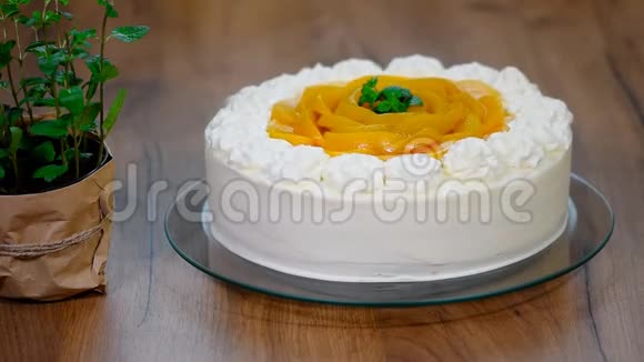 自制带桃子的奶油蛋糕视频的预览图