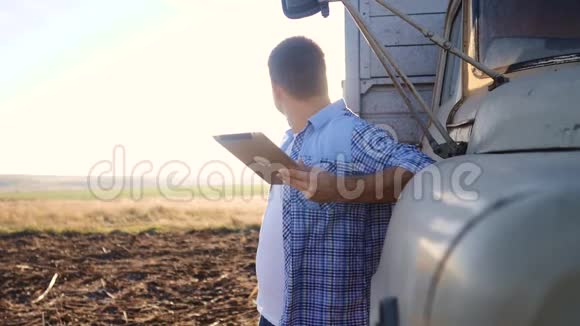 聪明的农业司机男子农民司机站在卡车附近的数字生活方式平板电脑慢速视频视频的预览图